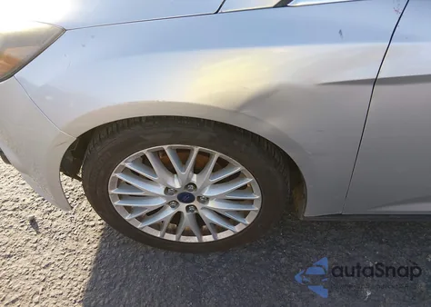 2014 Ford Focus Titanium z USA, uszkodzony, nr VIN 1FADP3N27EL139174